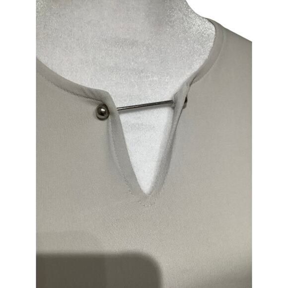 Carmen Marc Valvo Cream Short Sleeve Shirt MD Modern Minimalist Metal Accents - Picture 3 of 7